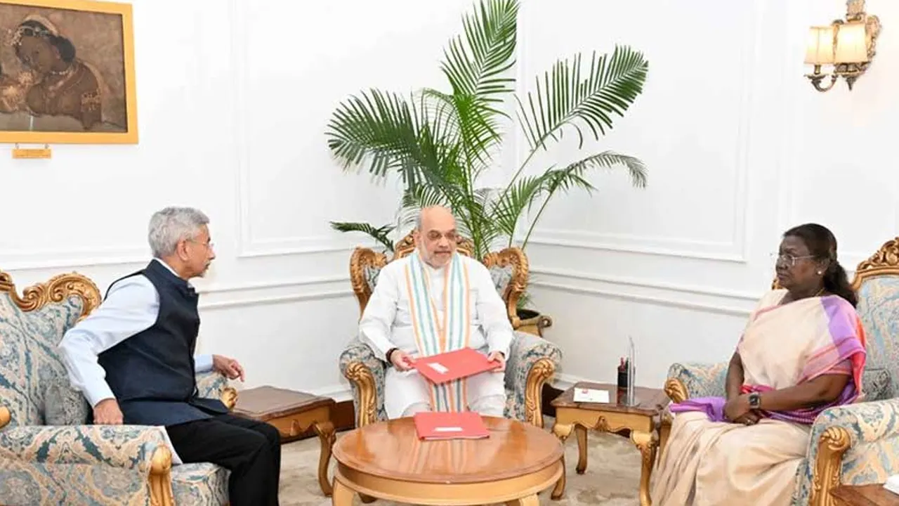 কাশ্মীরে সন্ত্রাসী হামলার পর রাষ্ট্রপতির সঙ্গে অমিত শাহ-জয়শঙ্করের বৈঠক: লাল ফাইল ঘিরে জল্পনা