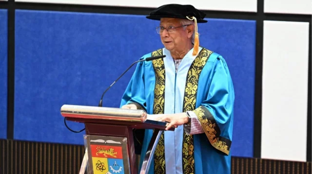 প্রধান উপদেষ্টাকে সম্মাননাসূচক ডক্টরেট ডিগ্রি প্রদান করল ইউকেএম