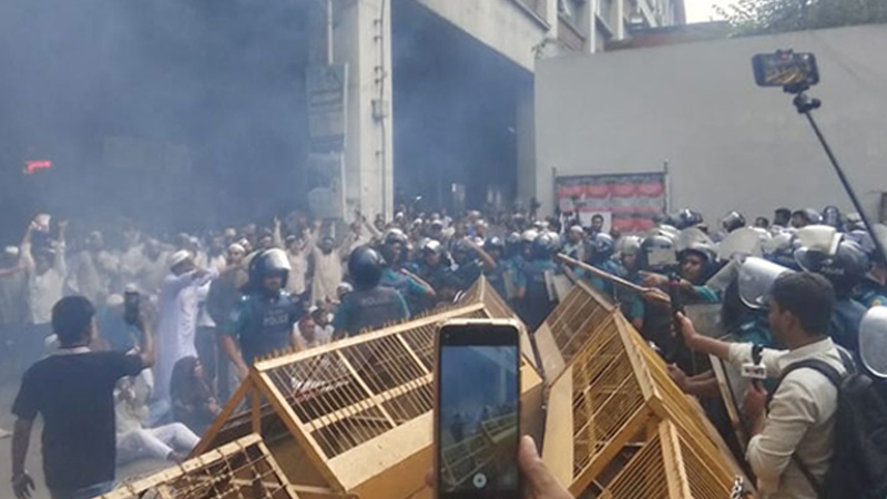 ইবতেদায়ি শিক্ষকদের সঙ্গে পুলিশের সংঘর্ষে টিয়ারশেল ও সাউন্ড গ্রেনেড ছোড়ে আইনশৃঙ্খলা বাহিনী।